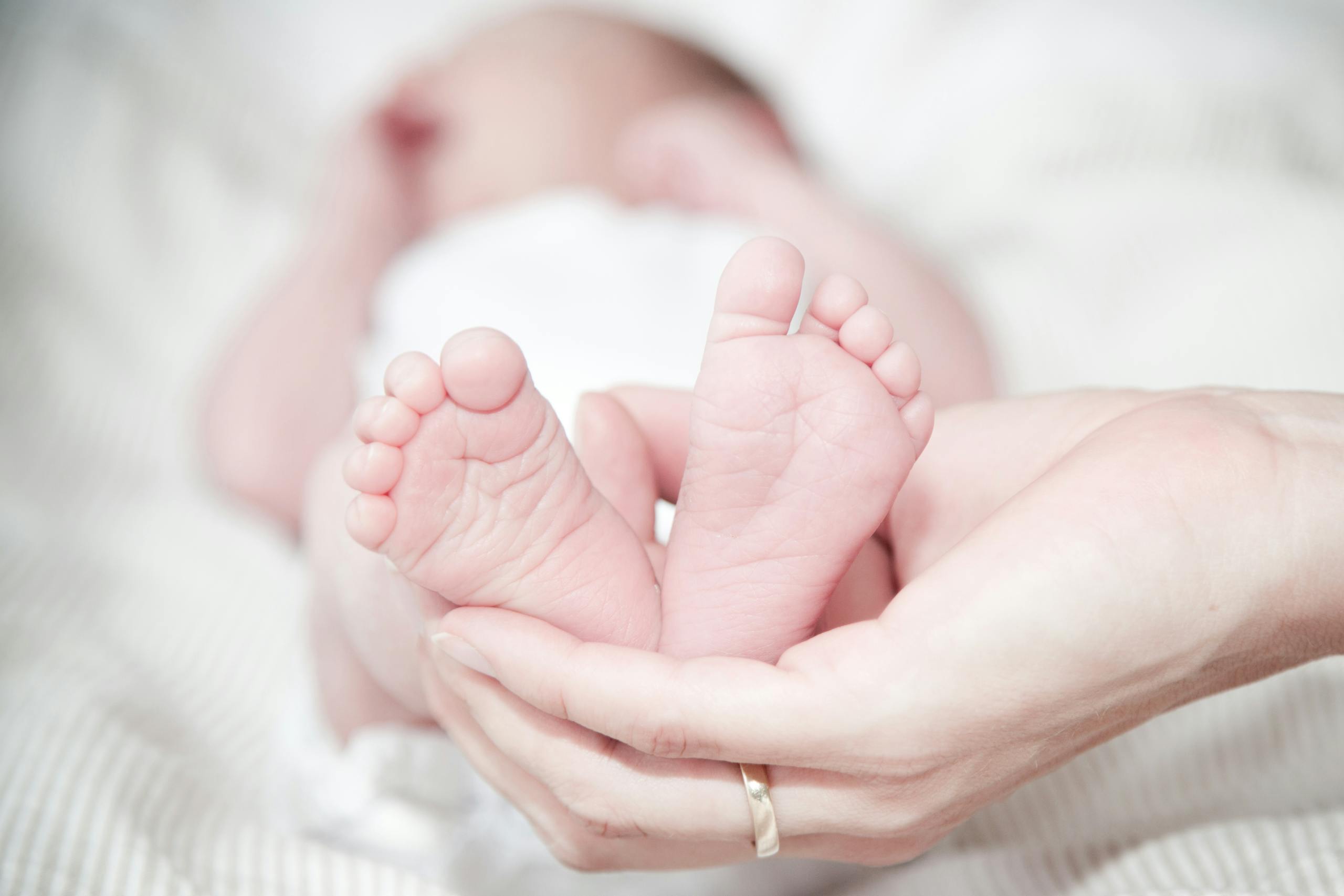 Beba, mama, edukacija o porođaju, trudnica, priprema za porođaj, joga za trudnice, ljubav, krevetac za bebu, vezbe za trudnice